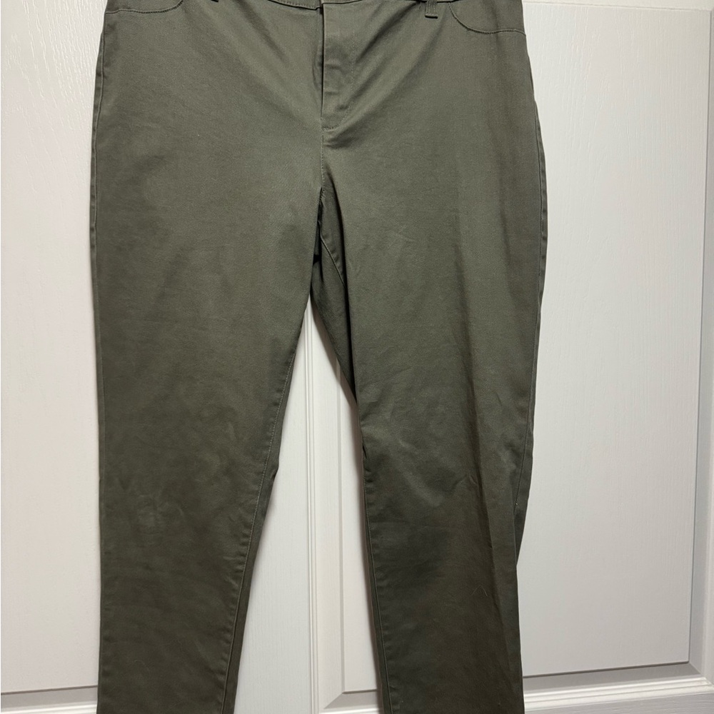 New w/ tags, women’s Calvin Klein army green cropped pants size 14